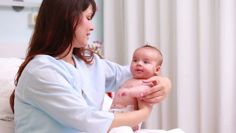 Madre-Sonriente-Abrazando-A-Un-Bebé-Recién-Nacido