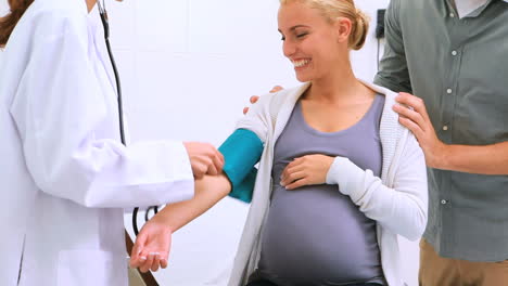 Doctor-taking-the-blood-pressure-of-a-pregnant-patient