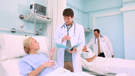 Geburtshelfer-Im-Gespräch-Mit-Einer-Patientin,-Die-In-Einem-Bett-Liegt
