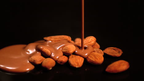 Chocolate-Derretido-Vertiendo-Sobre-Almendras