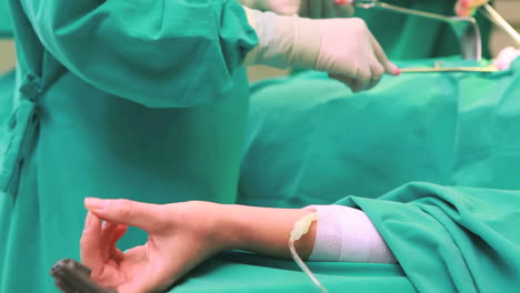 Surgeon-doing-an-operation-while-holding-surgical-towel