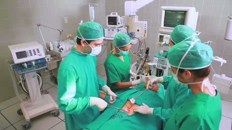 Chirurgen-Operieren-Den-Bauch-Eines-Patienten