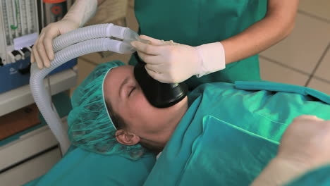 Nurse-looking-at-the-oxygen-tube