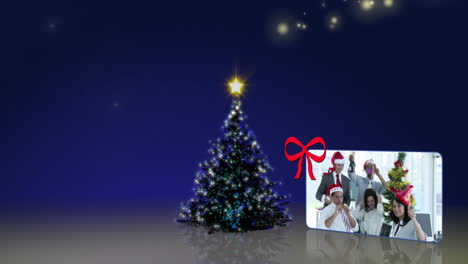 árbol-De-Navidad-Levantándose-Con-Montaje-De-Clips-Navideños