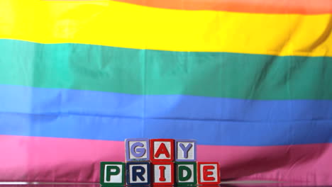 Bandera-Del-Arco-Iris-Ondeando-En-La-Brisa-Con-Bloques-Del-Orgullo-Gay
