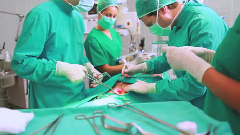 Chirurgen-Rund-Um-Den-Operationstisch