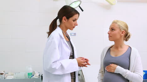 Doctora-Hablando-Con-Una-Paciente-Embarazada