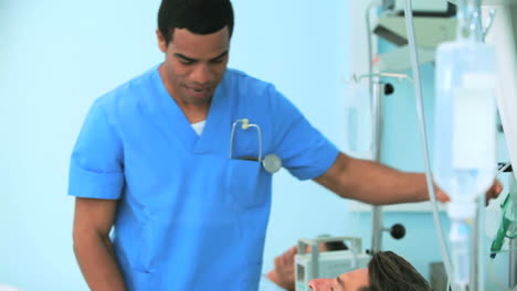 Pacientes-En-Camas-En-Una-Sala-De-Hospital