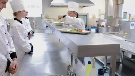 Jefe-De-Cocina-Corrigiendo-Las-Comidas-En-La-Cocina