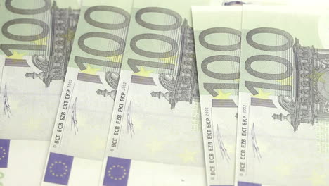 Billetes-De-Euro-Mostrados-Por-Una-Mano-Sobre-Una-Mesa