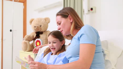 Madre-Con-Su-Hija-Sentada-En-Una-Cama-De-Hospital.