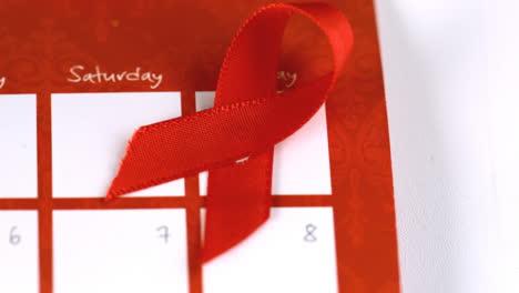 Rotes-Band-Symbol-Für-AIDS,-Das-Auf-Einen-Kalender-Fällt