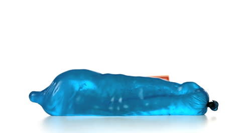 Blaues-Kondom-Mit-Wasser-Gefüllt,-Fällt-Und-Hüpft-Vor-Blöcken,-Die-Geschlechtskrankheiten-Buchstabieren