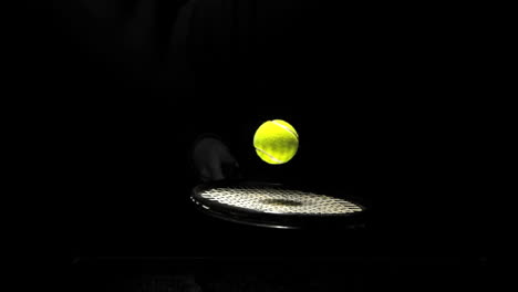 Pelota-De-Tenis-Rebotando-En-Una-Raqueta-