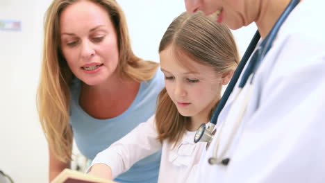 Madre-E-Hija-Con-Un-Médico-En-Un-Hospital