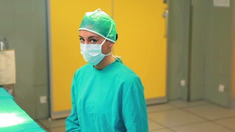 Nurse-sitting-behind-the-operating-table