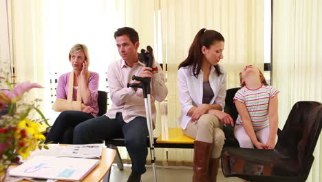 Group-of-injured-patient-waiting-in-the-waiting-room