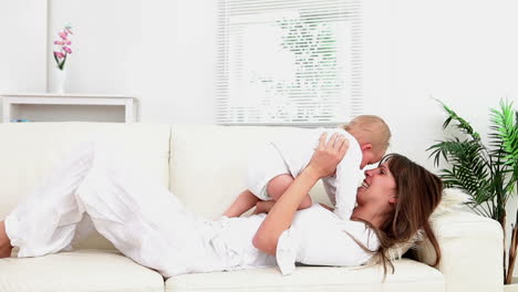 Frau-Spielt-Mit-Einem-Baby-Auf-Dem-Sofa