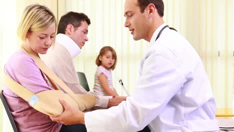 Injured-woman-talking-to-a-doctor-in-the-waiting-room