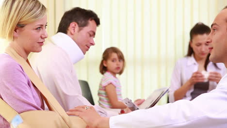 Injured-woman-talking-to-a-doctor-in-the-waiting-room