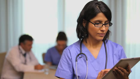 Krankenschwester-Arbeitet-Mit-Tablet