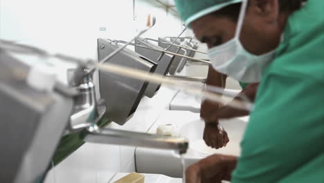 Surgeons-washing-their-hands-with-masks-