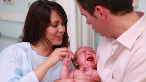 Vater-Und-Mutter-Halten-Ein-Weinendes-Baby