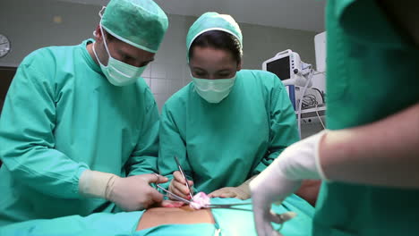 Doctores-Serios-Mirando-A-Un-Paciente