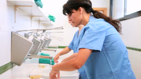 Close-up-of-surgeons-washing-hands