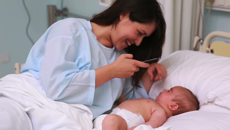 Madre-Tomando-Una-Foto-De-Un-Bebé-Recién-Nacido