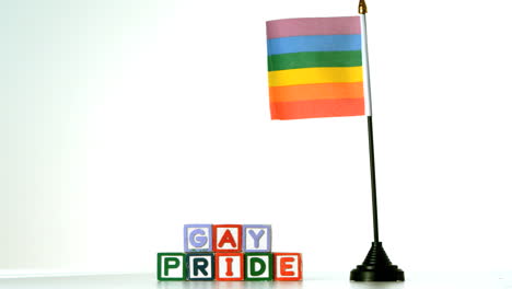 Regenbogenfahne-Weht-Im-Wind-Neben-Gay-Pride-Blöcken