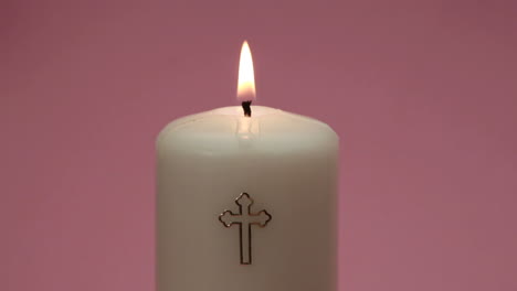 Katholische-Kerze-Brennt-Und-Wird-Ausgeblasen