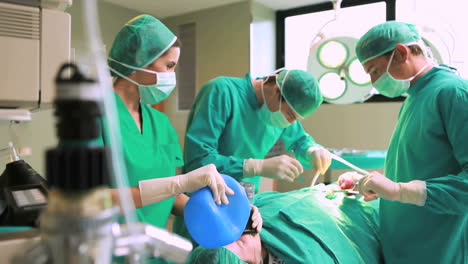 Chirurgen-Arbeiten-An-Einem-Patienten-Mit-Einem-Beatmungsbeutel