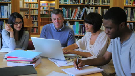 Gente-Trabajando-En-La-Biblioteca-Y-Sonriendo-