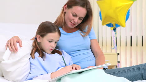 Madre-Con-Su-Hija-Recuperándose-En-El-Hospital.-