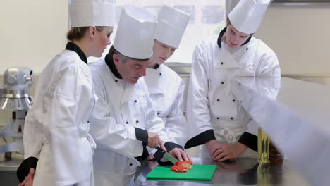 Chefs-En-Formación-Que-Aprenden-A-Cortar-Verduras.