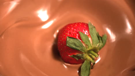 Erdbeere-Fällt-In-Geschmolzene-Schokolade-Nahaufnahme