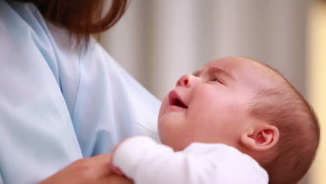 Mujer-Sosteniendo-Un-Bebe