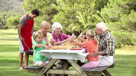 Familia-De-Tres-Generaciones-Haciendo-Picnic