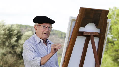 Alter-Mann-Malt-In-Einem-Park