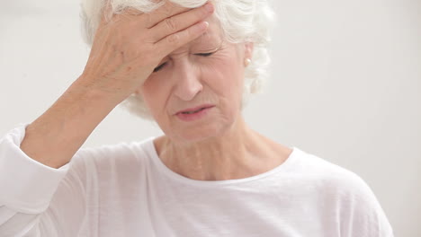 Old-woman-with-headache