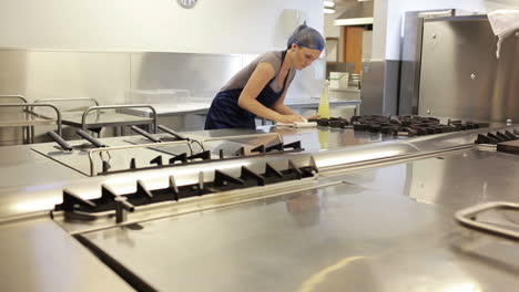 Mujer-De-Limpieza-En-La-Cocina-De-Un-Restaurante.