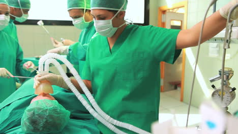 Chirurg-Und-Ein-Team,-Das-Einen-Patienten-Operiert