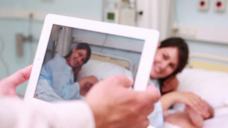 Bild-Einer-Lächelnden-Mutter-Und-Eines-Neugeborenen-Babys,-Aufgenommen-Mit-Einem-Tablet
