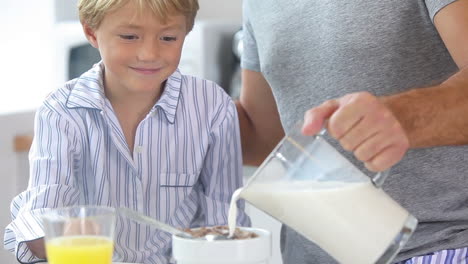 Vater-Gießt-Milch-Für-Sohn-Müsli