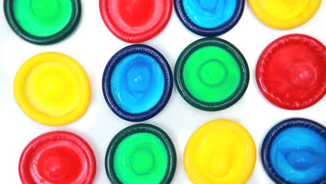 Muchos-Condones-De-Colores-Brillantes