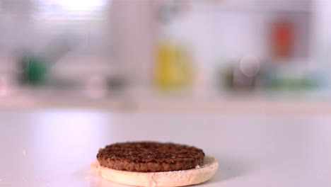 Burger-Fällt-Auf-Brötchen-In-Küche