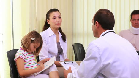 Pacientes-Hablando-Con-Un-Médico-En-La-Sala-De-Espera