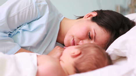 Mother-and-new-bornbaby-sleeping-in-the-same-bed