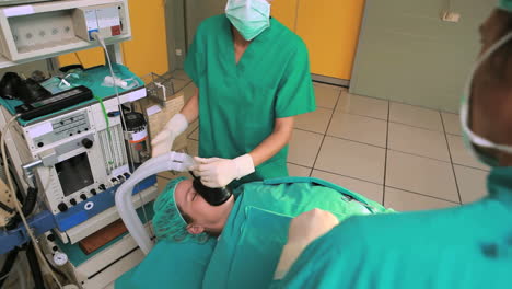 Anestesista-Aplicando-Una-Máscara-En-La-Cara-De-Un-Paciente